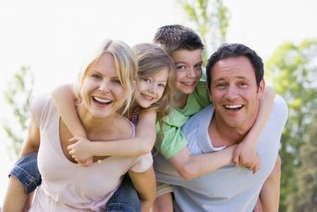 "El matrimonio según el plan originario del Creador se realiza entre un hombre y una mujer, que se convierten en esposo y esposa y, en el supuesto de que sea fecundo, en padre y madre"