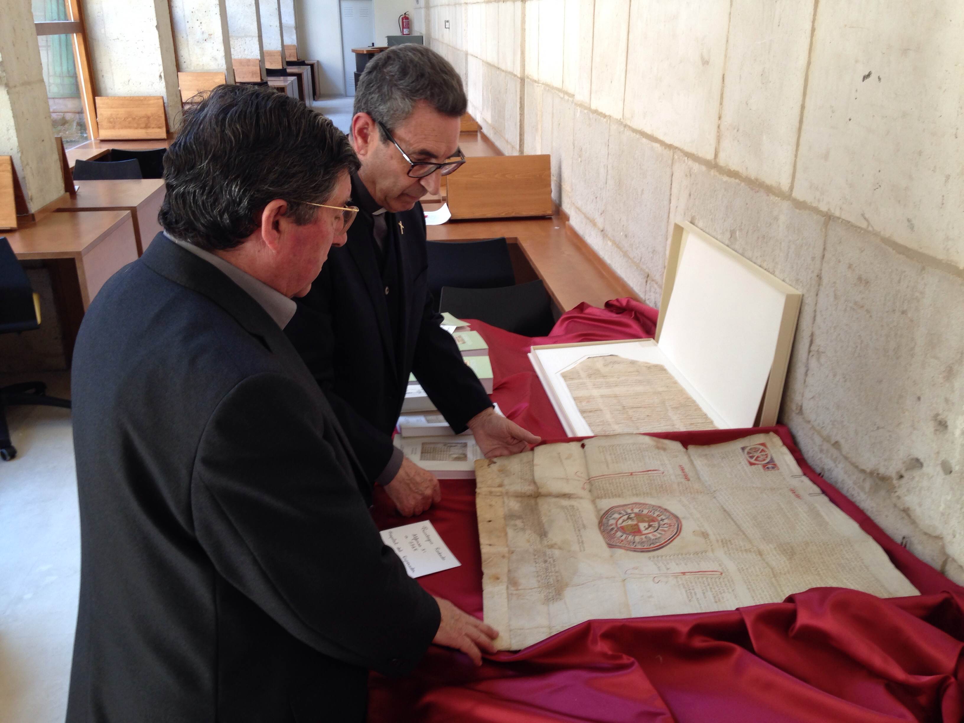 Los archiveros diocesanos analizan un privilegio rodado del rey Alfonso XI al hospital de la beneficencia de la calle Emperador.