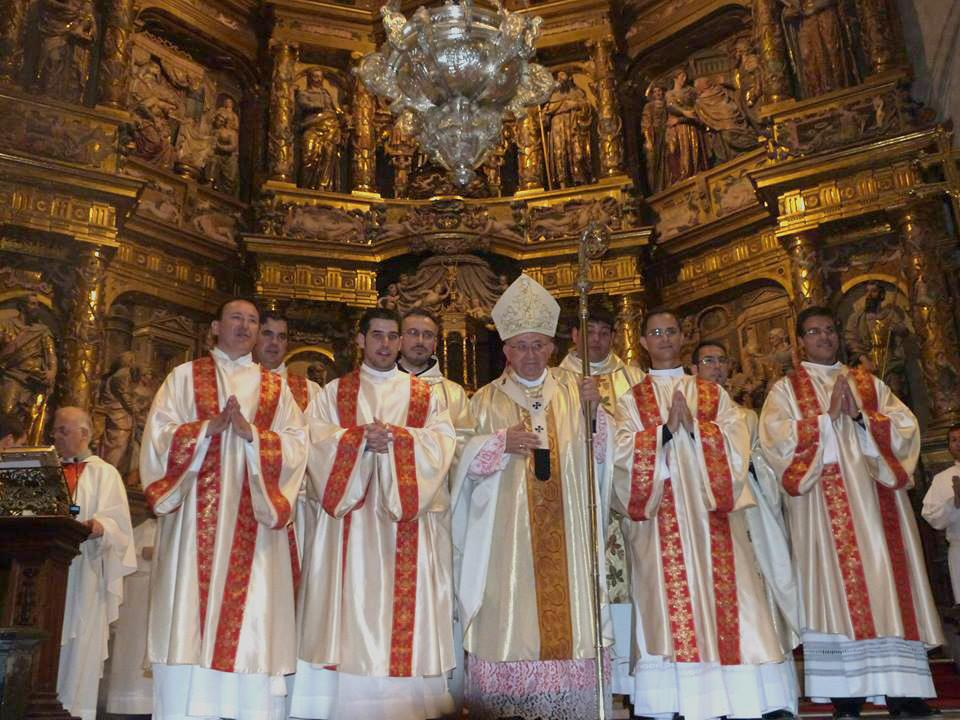 Los nuevos sacerdotes y diáconos, junto al arzobispo.