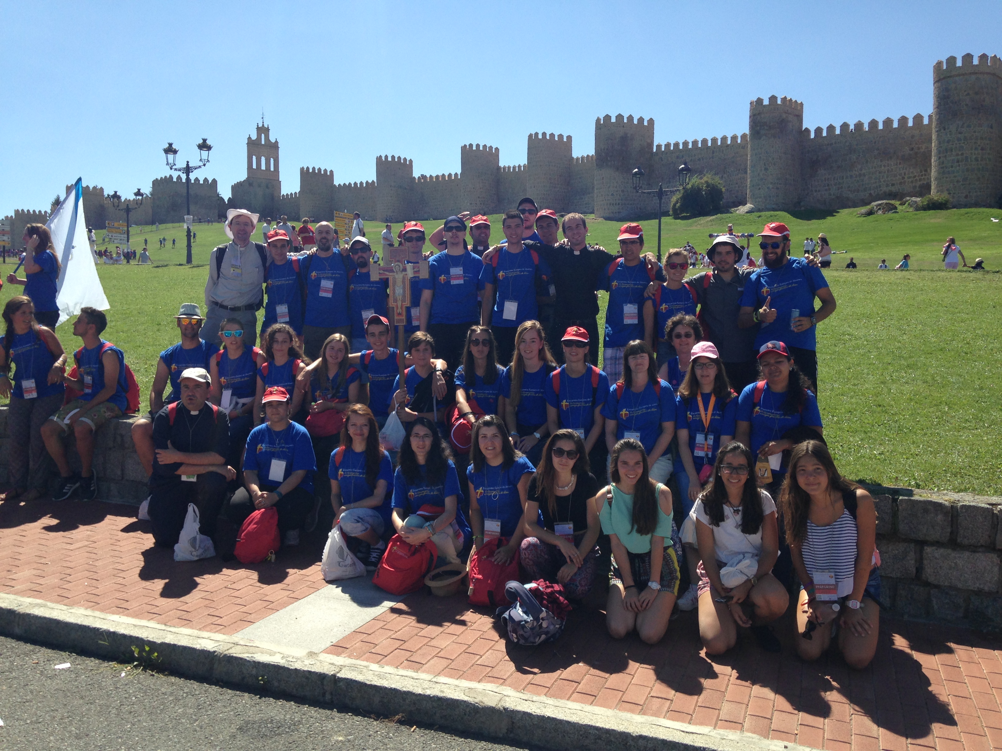 Algunos burgaleses, con la muralla al fondo.