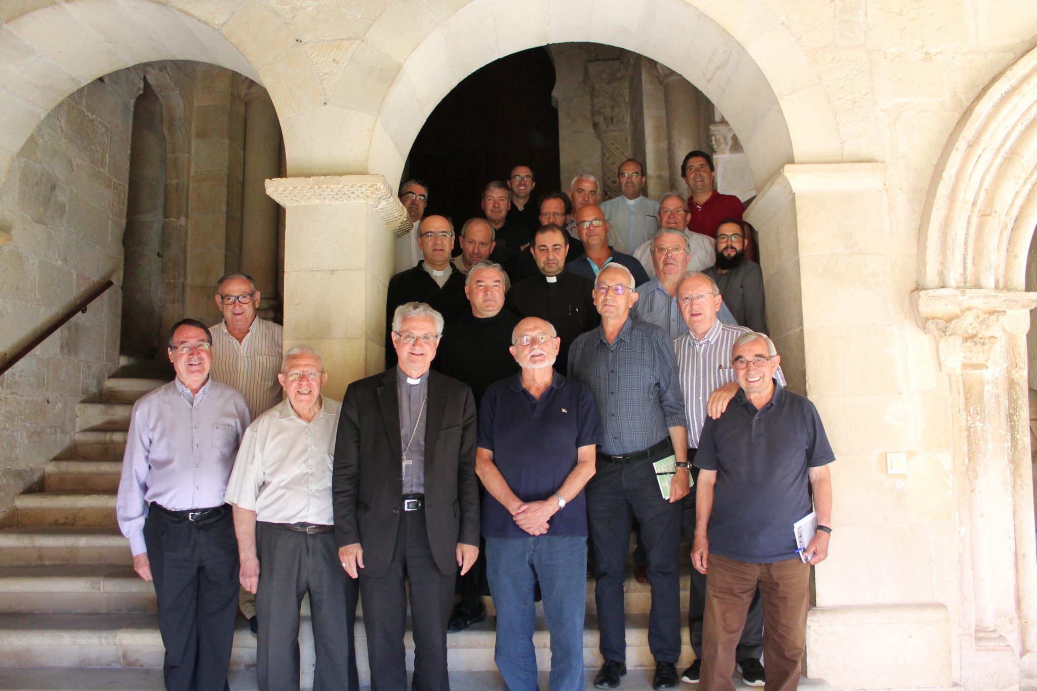 Los sacerdotes que asisten al retiro, junto al obispo de Urgel.