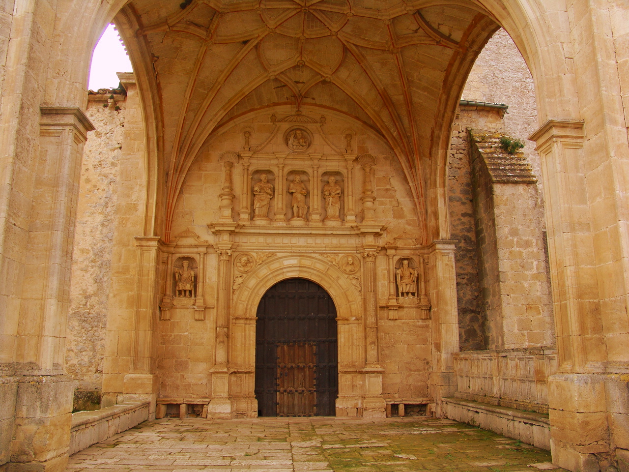 Imagen del pórtico de Bisjueces, de estilo renacentista.