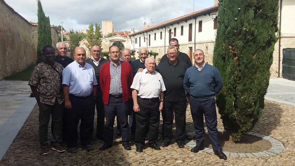 Los sacerdotes del nuevo arciprestazgo junto al vicario de pastoral, José Luis Lastra.