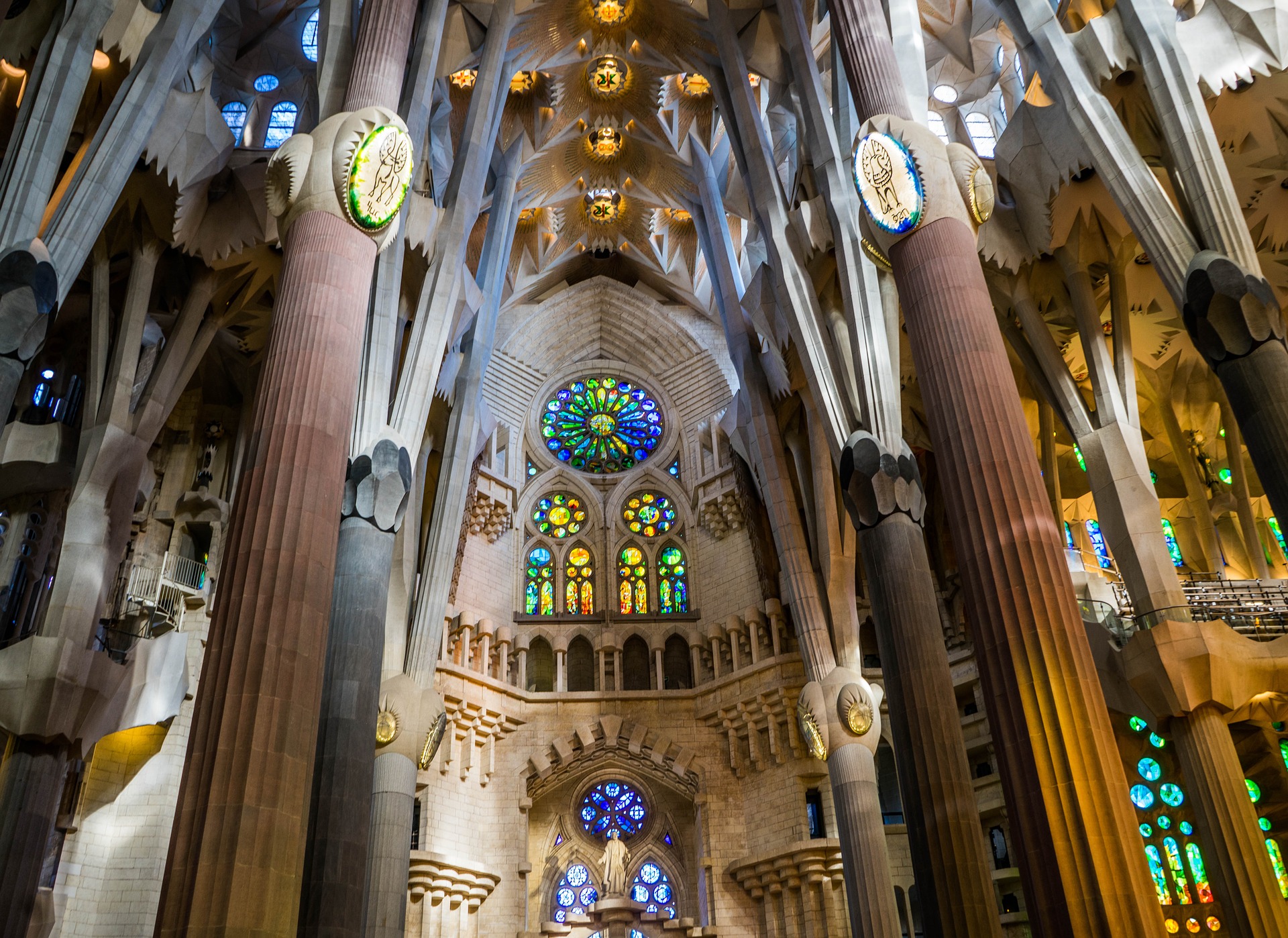 sagrada-familia-cathedral-1181778_1920