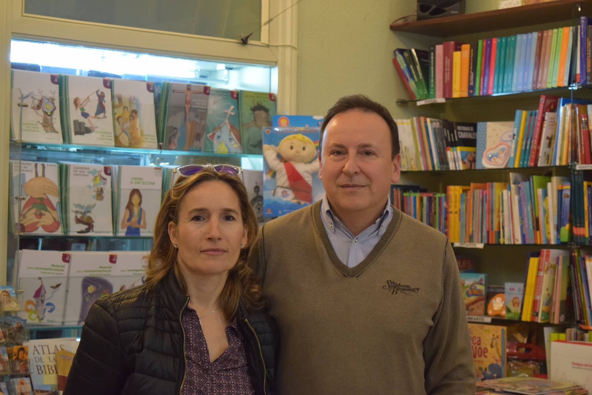 Enrique y Mariasun, en la librería diocesana donde él trabaja.