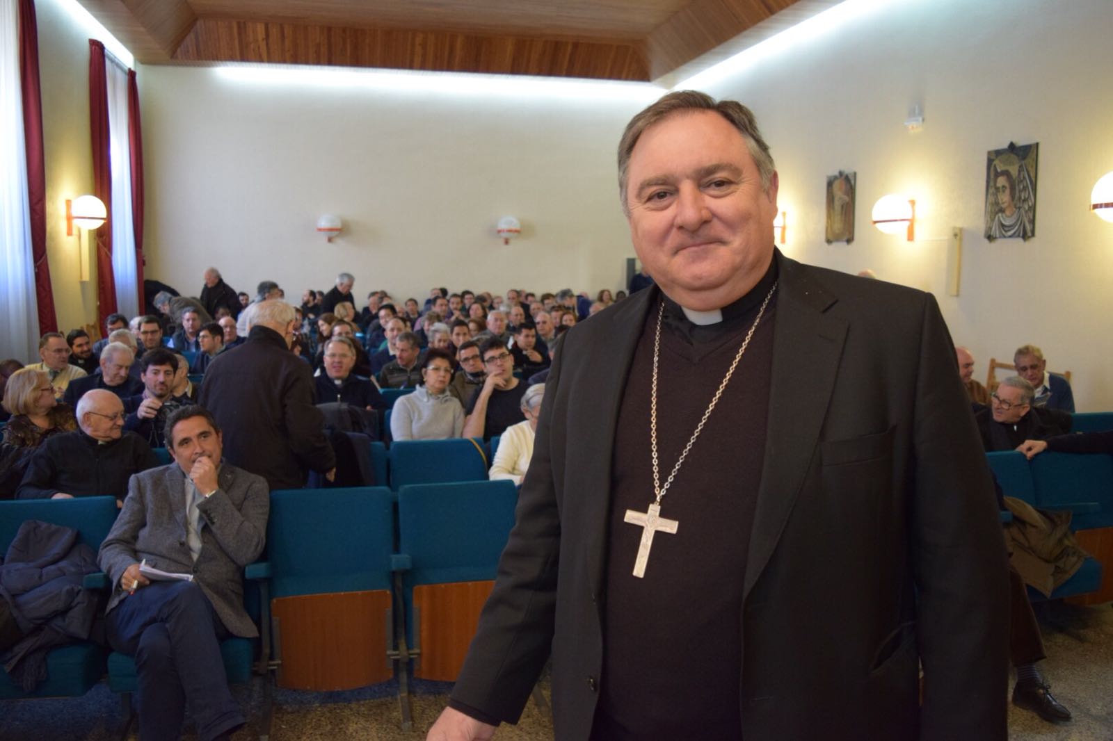 El obispo de Asidonia Jerez, antes de su intervención en la Facultad.