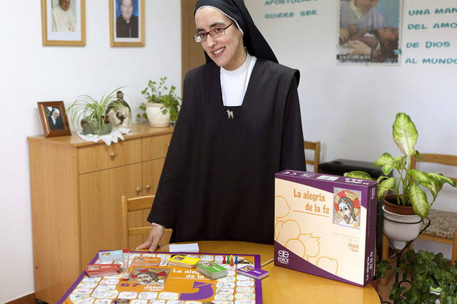 La hermana María Granados, con el juego «La alegría de la fe». Foto: EFE.