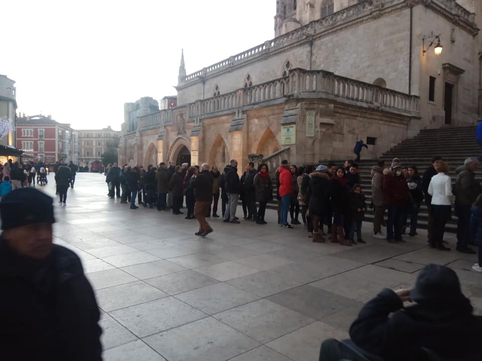 Las colas han sido constantes durante las fiestas navideñas.