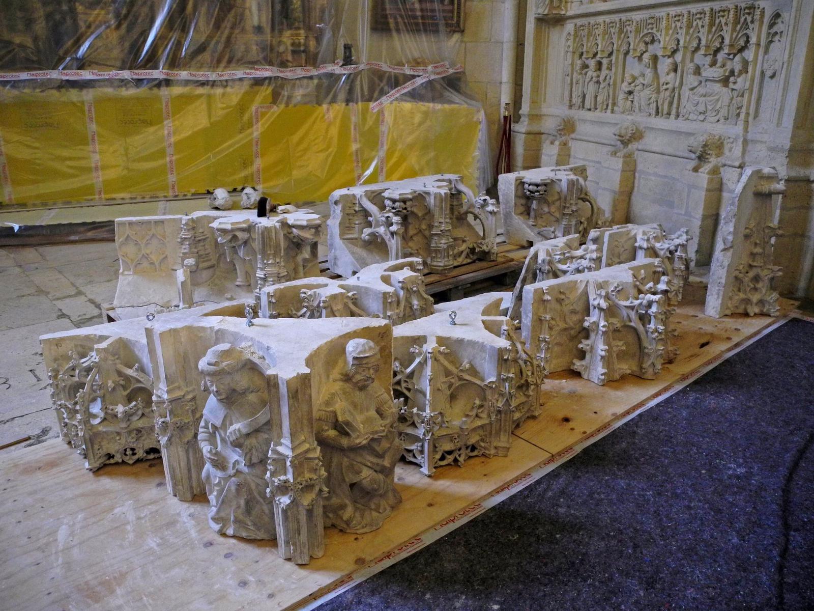 Piezas del trasaltar esperan en la capilla de San Gregorio su traslado a Pellejería para su restauración. Foto: @chechugarate.