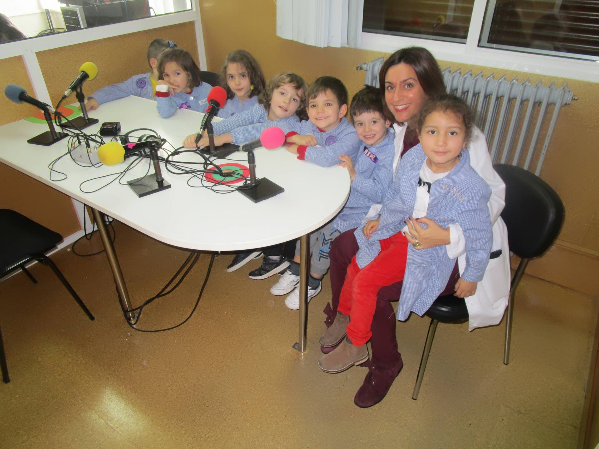 Rosalía Sánchez con los niños de «Infantil al ataque».