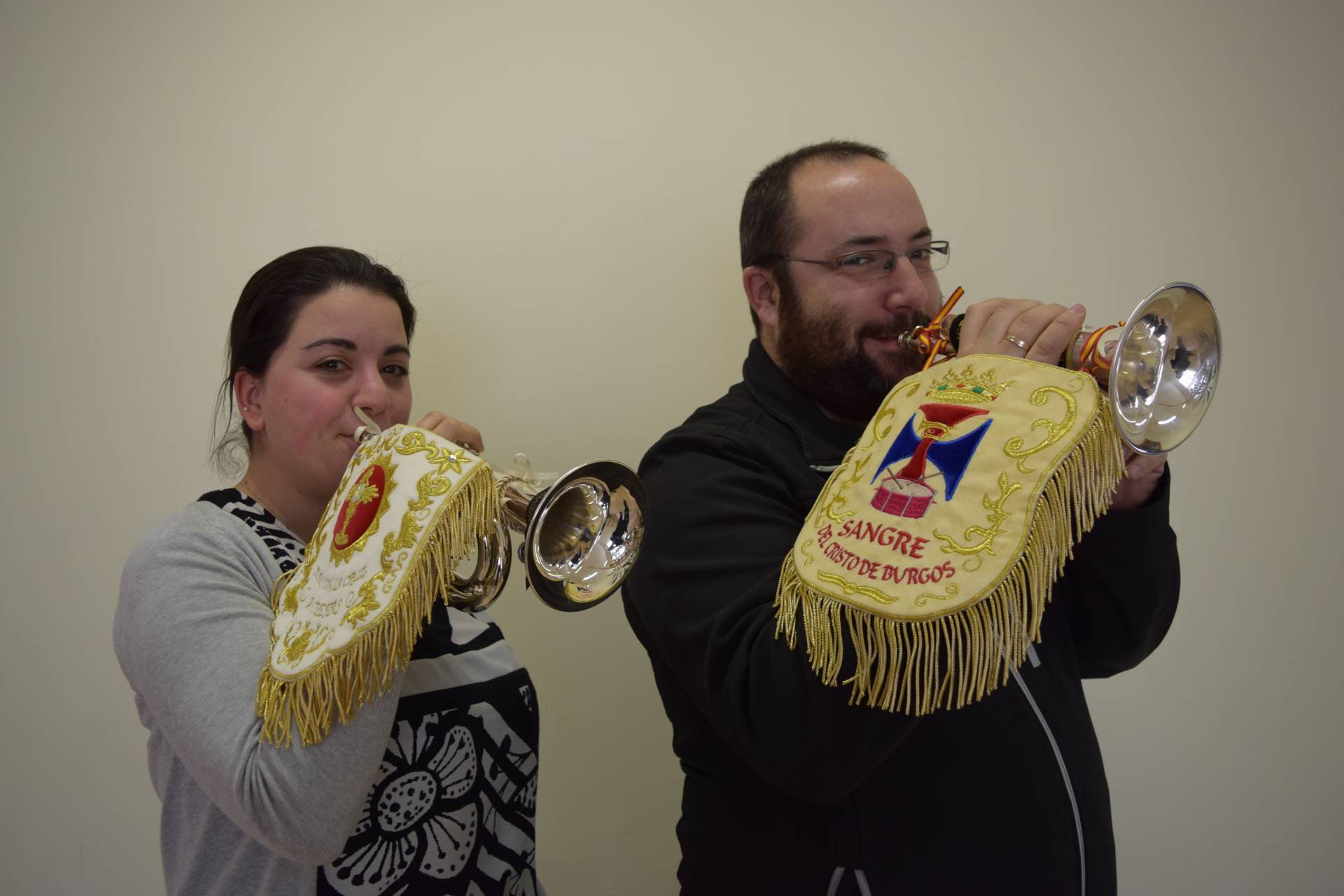 Rebeca es cofrade de San Cosme y San Damián, mientras que Mario pertenece a la hermandad de San Gil.