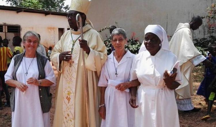 Sor Inés, en el centro, con el obispo de Berberati.