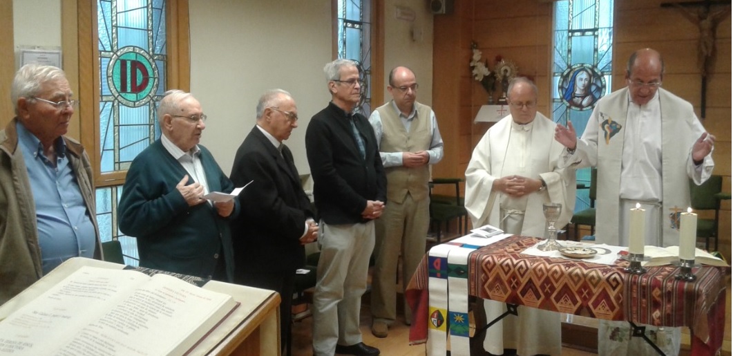 Matías Garrido, a la derecha, celebrando la eucaristía.