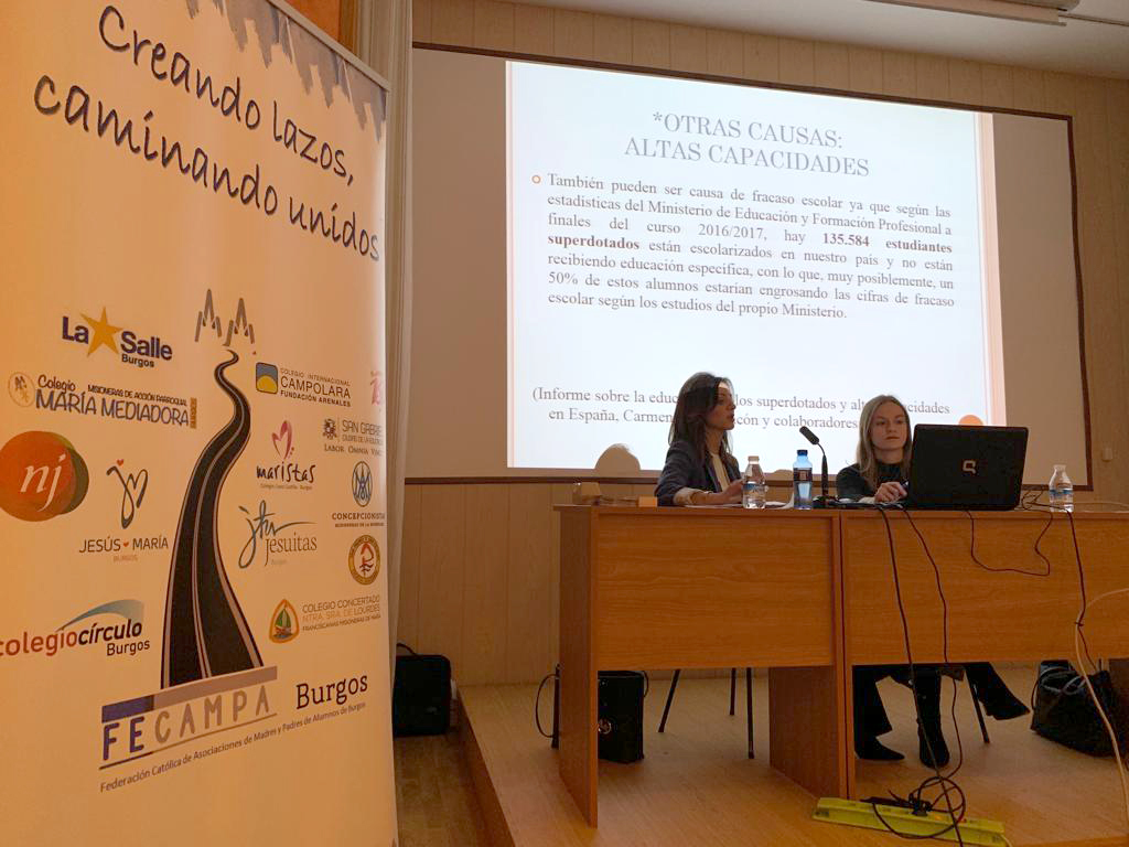 Imagen de la primera de las conferencias de «La gran tribu educativa».