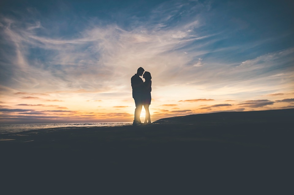Matrimonio abrazados