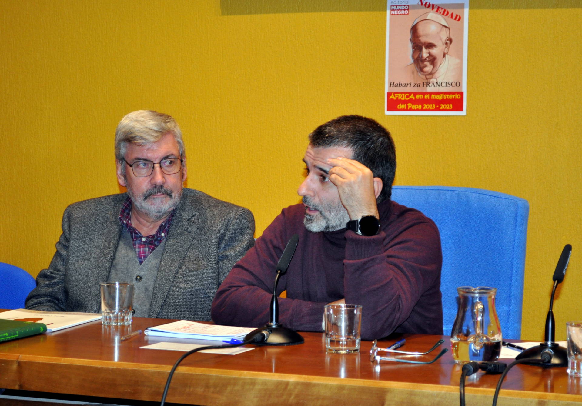 El P. Jaume Calvera, director de la Editorial Mundo Negro, y Javier Fariñas, editor del libro. | Carlos Izquierdo.