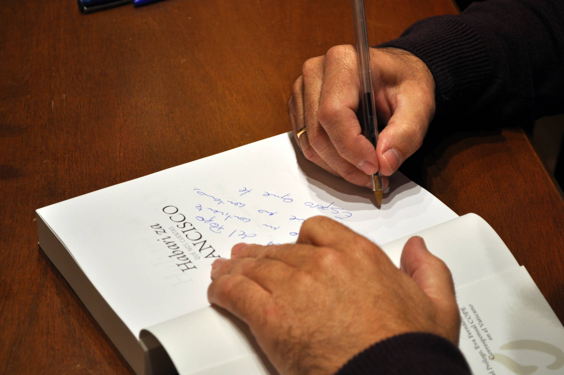 Javier Fariñas, editor, dedicando uno de los ejemplares. | Carlos Izquierdo.