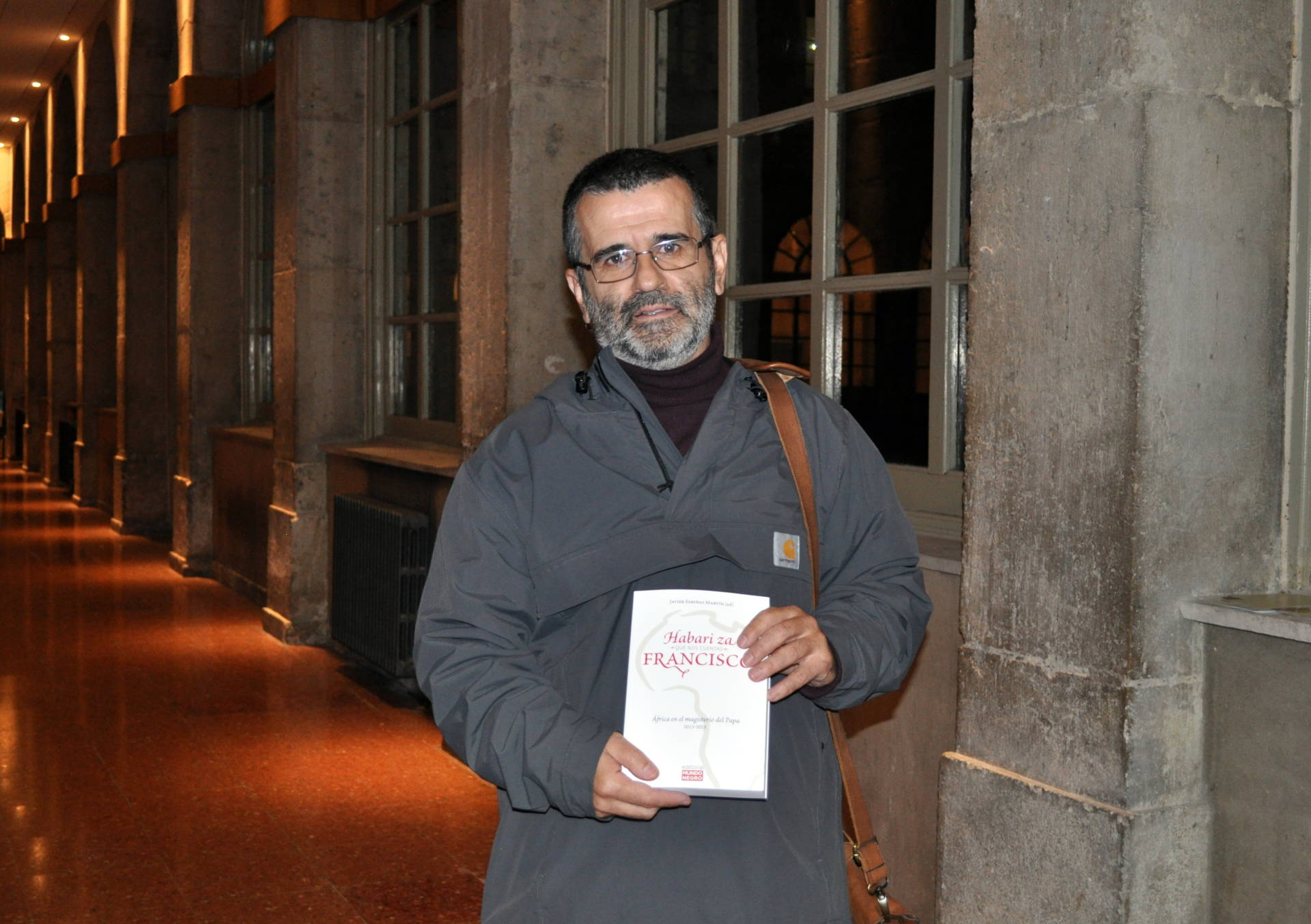 Javier Fariñas, editor del libro, posando con uno de los ejemplares. | Carlos Izquierdo.