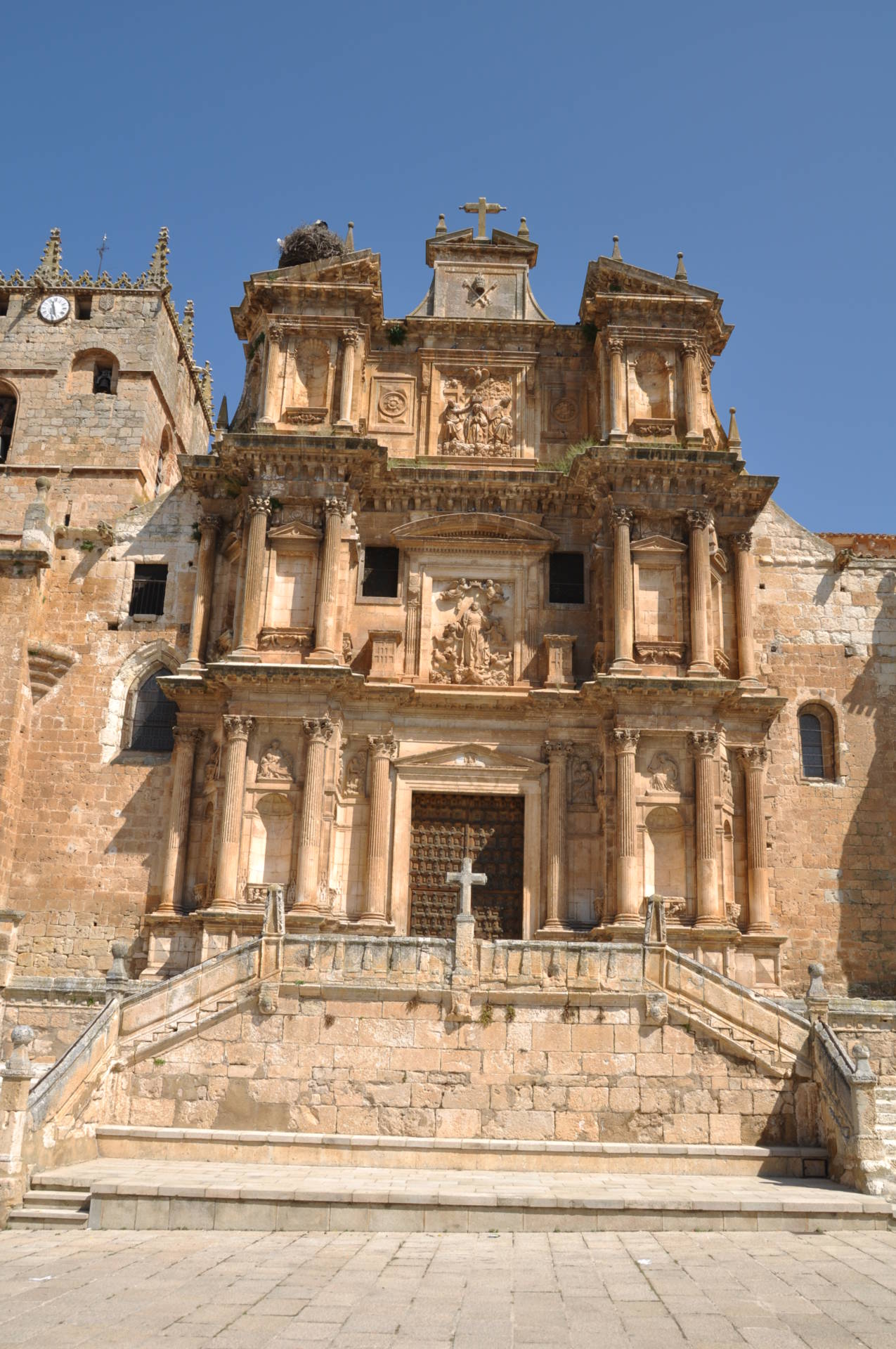 La iglesia de Gumiel de Izán, bautizada como la «Petra española», recibe más de 2.500 visitas en el puente