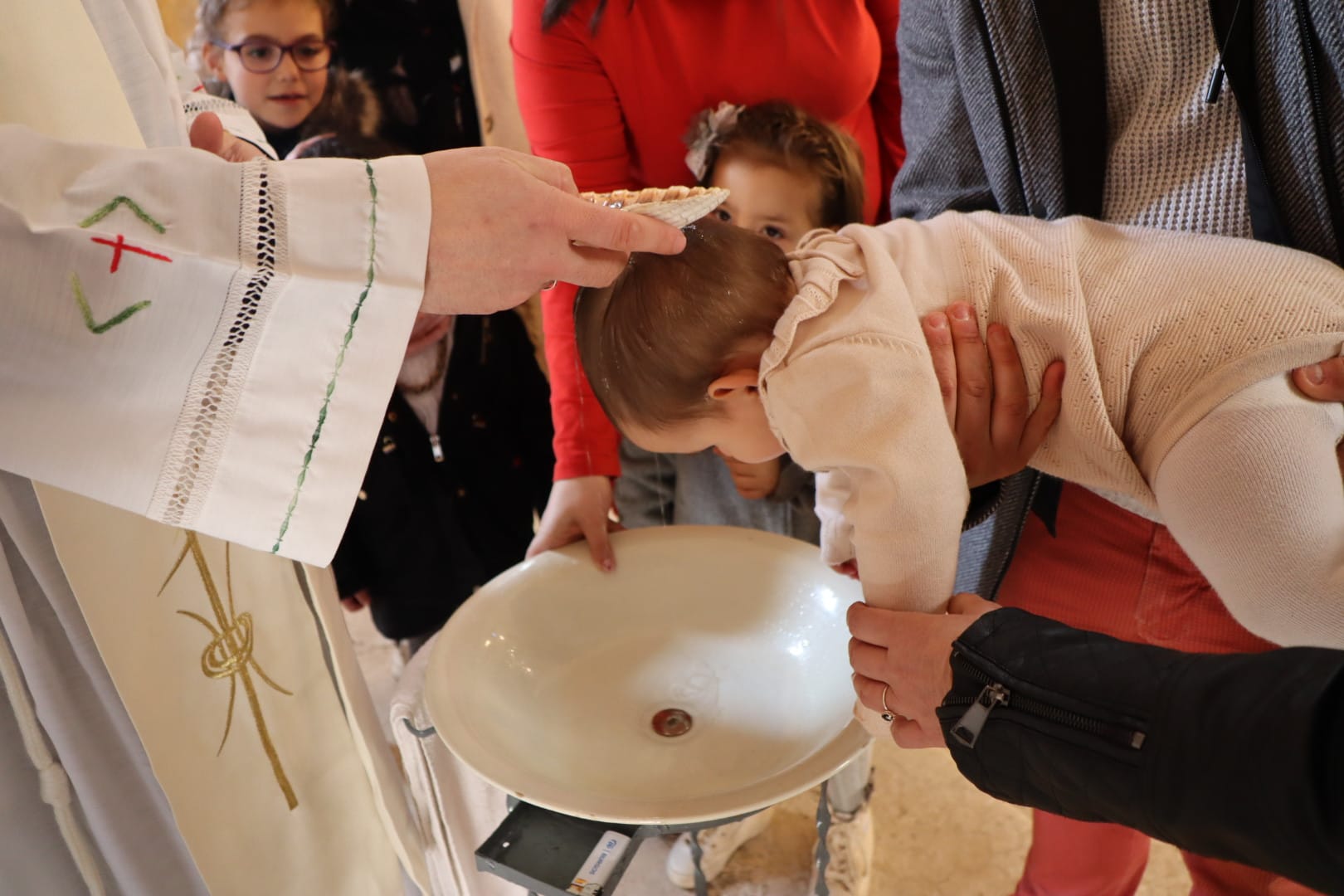 «Ilusión en Fuenteodra»: su iglesia acoge un bautismo por primera vez en 36 años