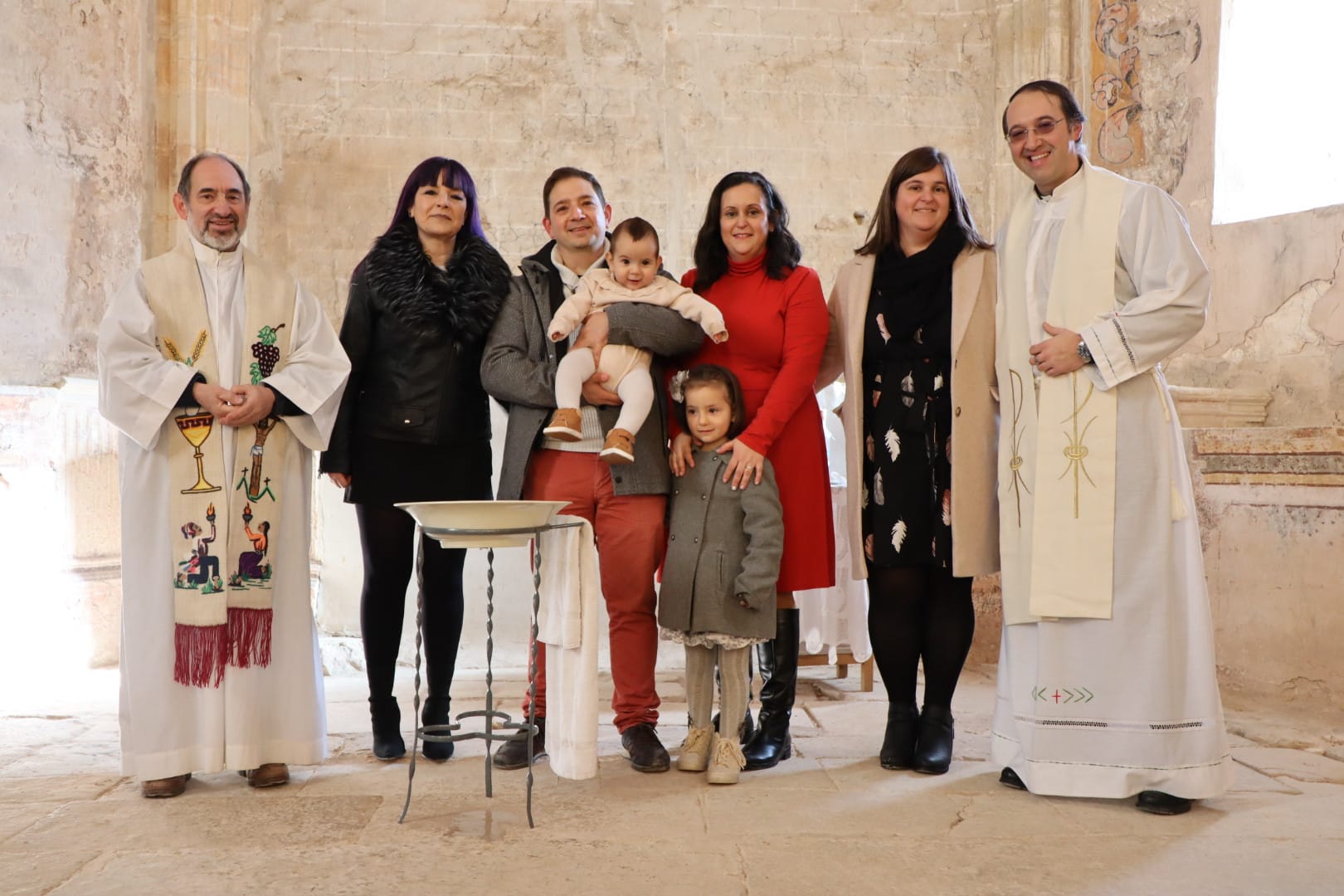 «Ilusión en Fuenteodra»: su iglesia acoge un bautismo por primera vez en 36 años