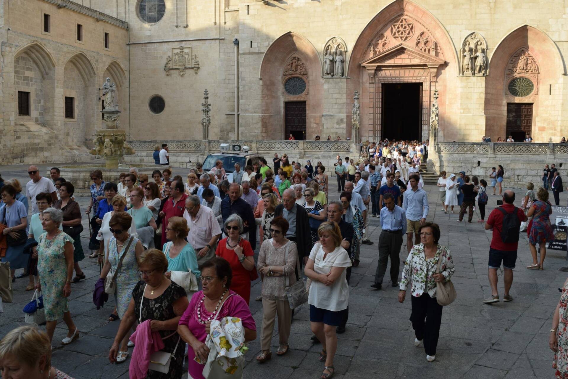 Nota del Cabildo ante la culminación por parte de Antonio López de las puertas de la Catedral