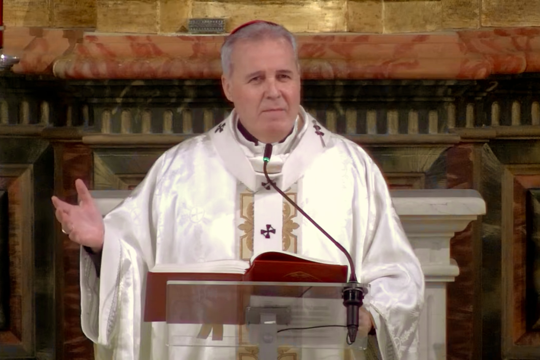 El arzobispo, en la Misa de Gallo: «El poder de Dios se manifiesta en un Niño»