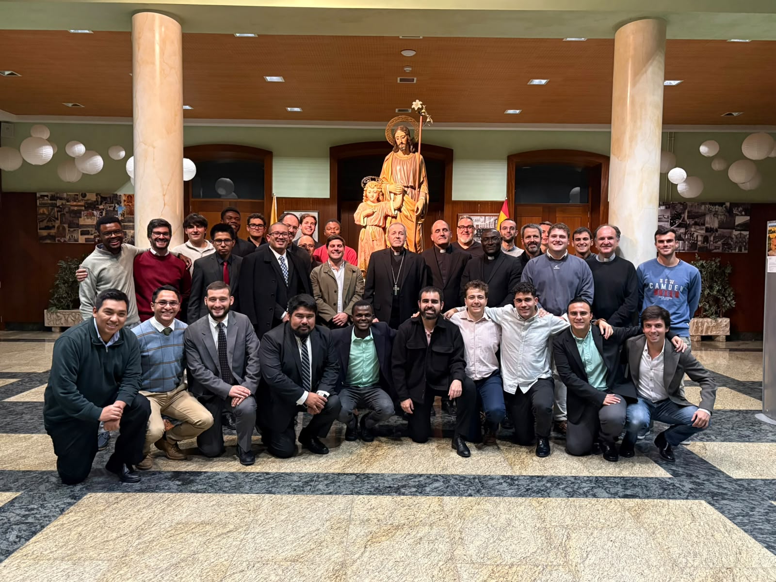 grupo seminaristas con arzobispo